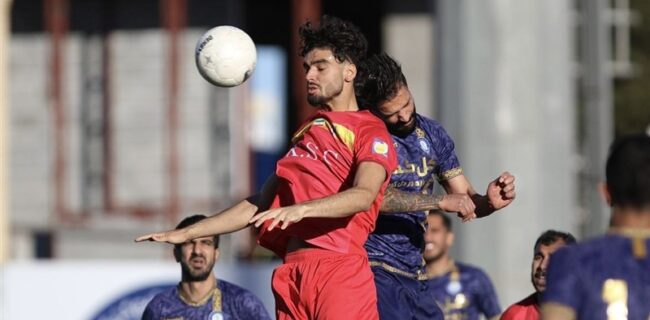 گل گهر با شکست فولاد ۹ نفره حریف پرسپولیس شد