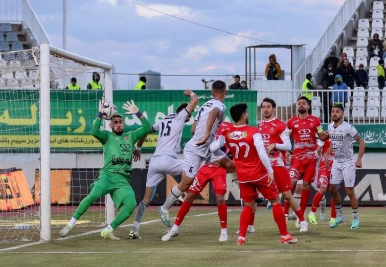 درخشان: برخی از بازیکنان در قواره پرسپولیس نیستند / دربی قابل پیش بینی نیست