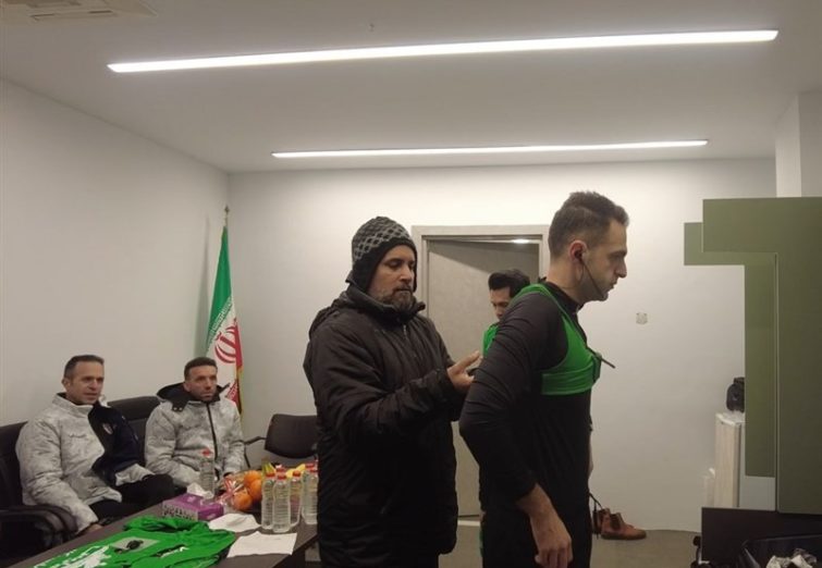 نصب دوربین روی لباس داور دیدار پرسپولیس – سپاهان