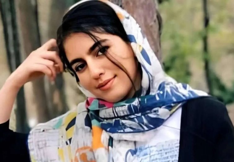 پرچم پرسپولیس روی مزار الهه حسین‌نژاد +عکس