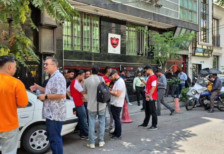 حضور گولسیانی در میان هواداران معترض پرسپولیس