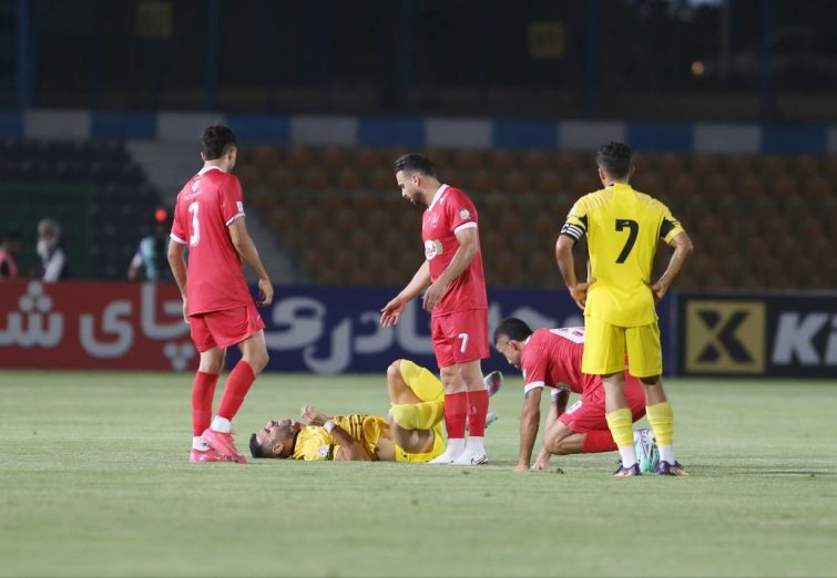 احمدزاده و رفیعی هو شدند/ درگیری لفظی دو بازیکن فجرسپاسی و ادامه شعار علیه درویش