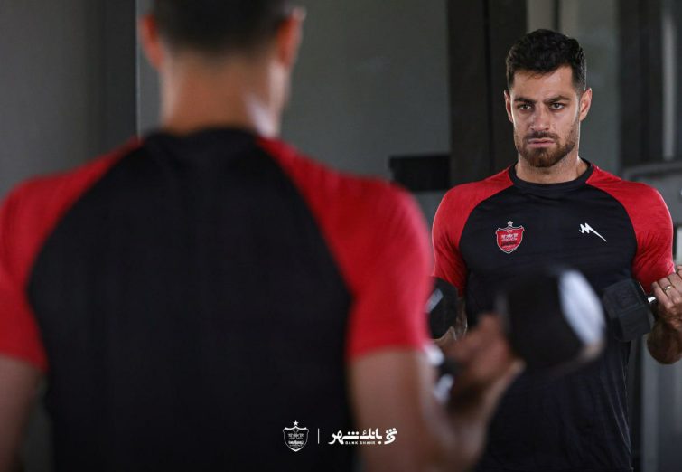 بازیکن پرسپولیس با گارد محافظ در لیگ