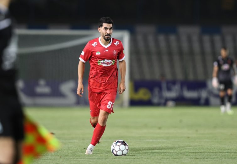 رضا شکاری: پنالتی بود، پایم ورم کرده است