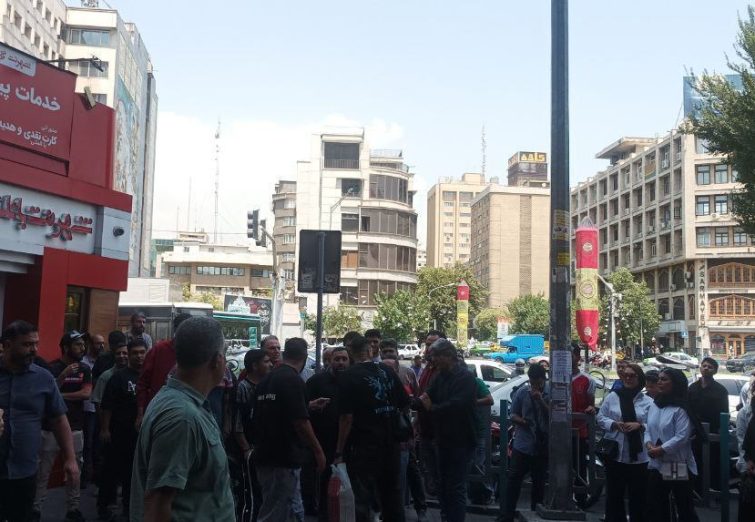 اعتراض هواداران پرسپولیس این بار مقابل بانک شهر اعتراض هواداران پرسپولیس این بار مقابل بانک شهر