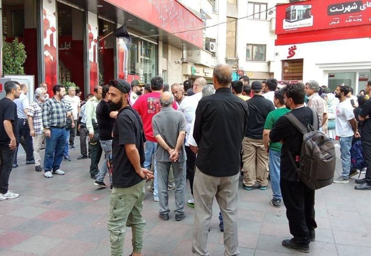 هتریک تجمعات هواداران پرسپولیس باز هم مقابل بانک شهر