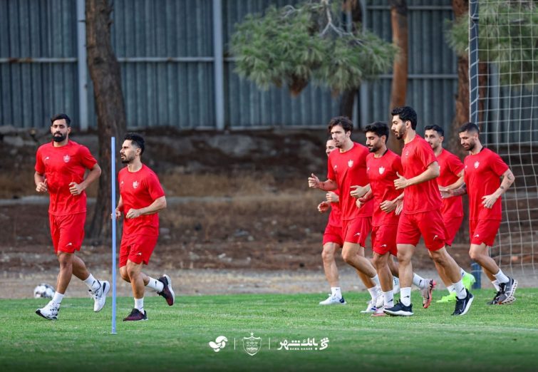 تمرین ۶۰ دقیقه‌ای پرسپولیس در سالن و زمین چمن +تصاویر