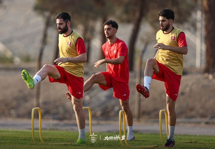 فوتبال درون تیمی با دستورات سرمربی در تمرین پرسپولیس +تصاویر فوتبال درون تیمی با دستورات سرمربی در تمرین پرسپولیس +تصاویر