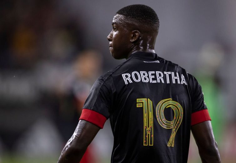 مهاجم هلندی مخفیانه آمد و رفت/ لوییس هم تهران را ترک کرد