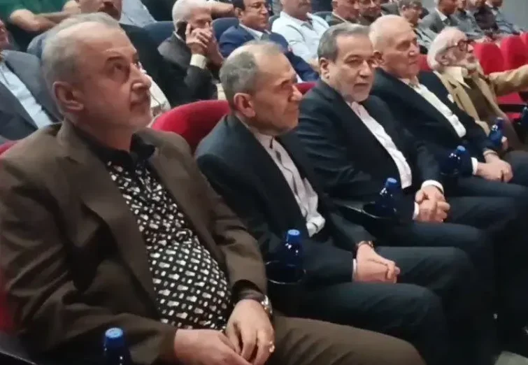 واکنش رضا درویش به سوالات پرتعداد خبرنگاران