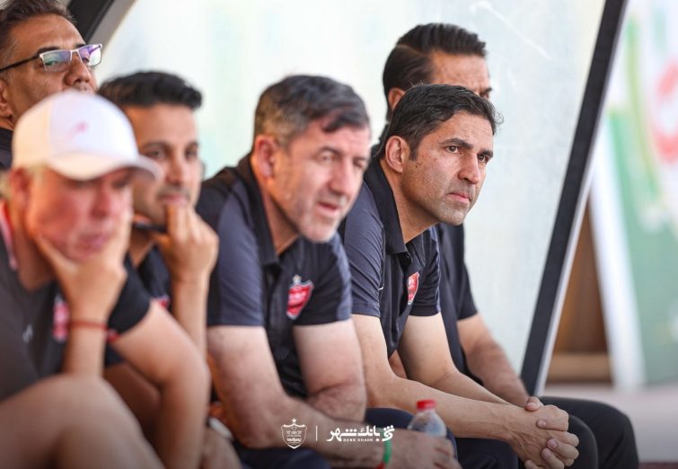 جلسه سرپرست پرسپولیس با دستیاران خارجی هاشمیان؛ وحید نزدیک درب خروج