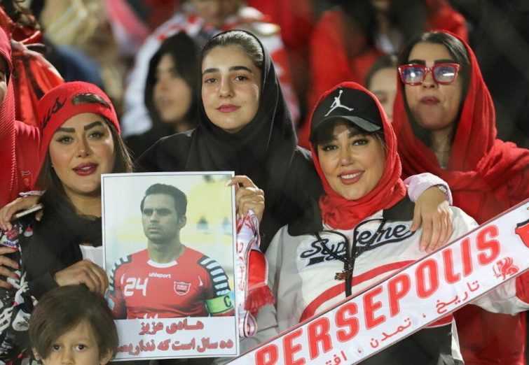 شعار علیه درویش پیش از شروع بازی/ تشویق محمدی از سوی پرسپولیسی ها