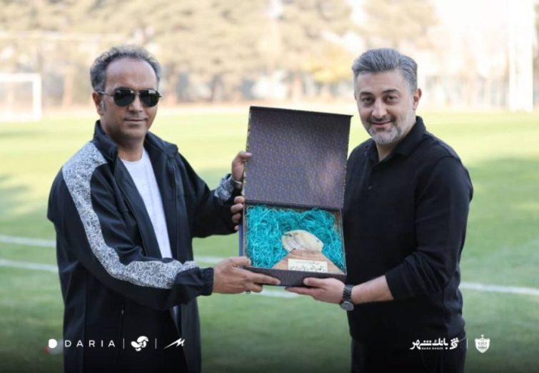 اهدای تندیس «حلوا سفید» به باشگاه پرسپولیس اهدای تندیس «حلوا سفید» به باشگاه پرسپولیس
