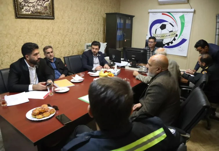 عکس / حضور نمایندگان پرسپولیس در اراک برای دربی