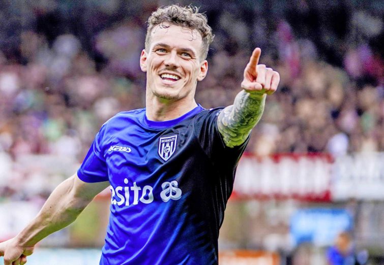 دبل مهاجم مدنظر پرسپولیس در دیدار برابر آیندهوون