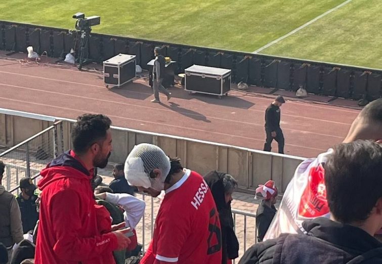 ظرفیت ورزشگاه تکمیل شد / سر هوادار پرسپولیس شکست +عکس