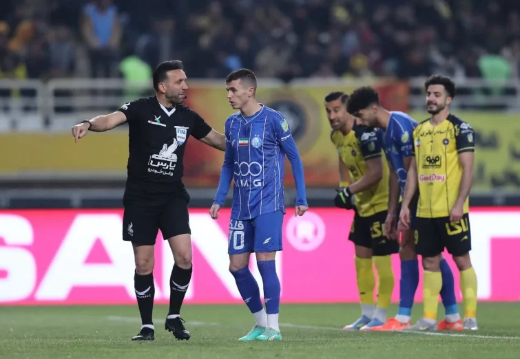 شکست سپاهان در صدر به سود پرسپولیس + جدول نیم فصل