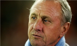 کرویف: مشکل مورینیو خوش‌شانسی بارسلونا است!