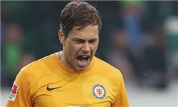 مهار ضربه پنالتی اشتوتگارت توسط داوری به اخراج اشنایدر منجر می‌شود