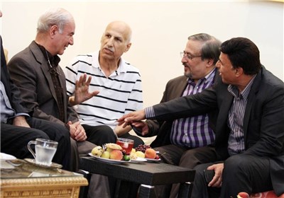 همراهی یک پرسپولیسی با قلعهنویی و استقلالیها در ملاقات با مظلومی همراهی یک پرسپولیسی با قلعهنویی و استقلالیها در ملاقات با مظلومی