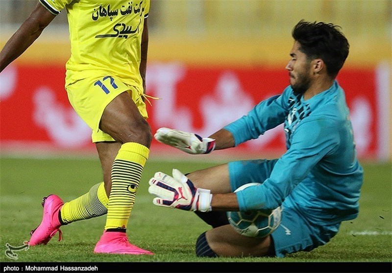 شعار هادی باتعصب در دقیقه 24 و کپی‌برداری از لوگوی پرسپولیس